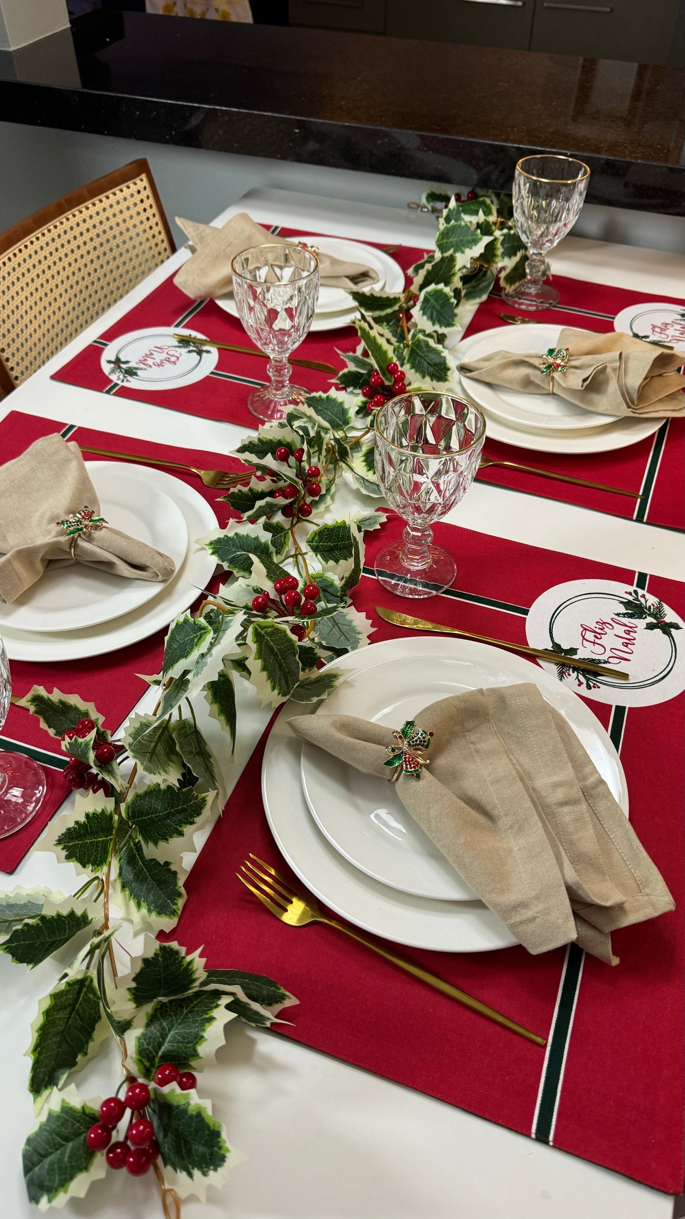 Anéis para Guardanapo Natalinos - Kit com 4 Coleção Mesa Posta - Anéis para Guardanapo Estilo Flor Artificial Design & Casa