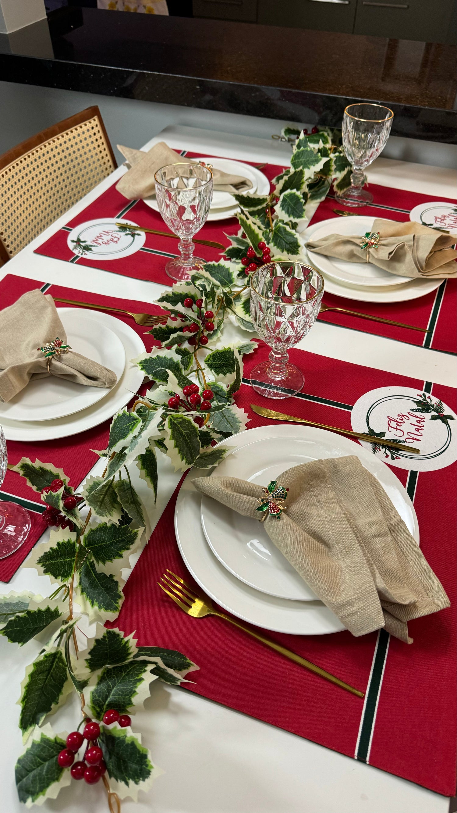 Anéis para Guardanapo Natalinos - Kit com 4 Coleção Mesa Posta - Anéis para Guardanapo Estilo Flor Artificial Design & Casa