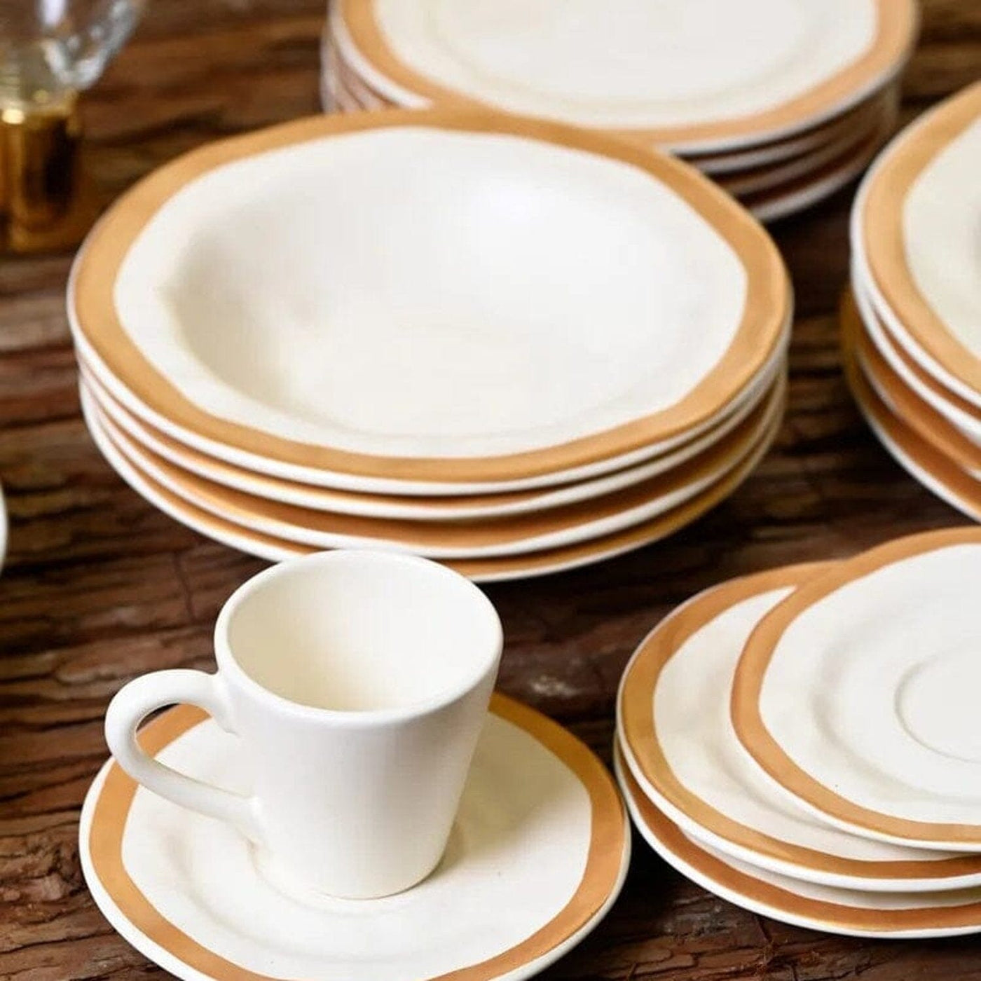 Aparelho de Jantar Amassado Bege Cerâmica Coleção Mesa Posta- Aparelho de Jantar Amassado Bege Cerâmica Design & Casa