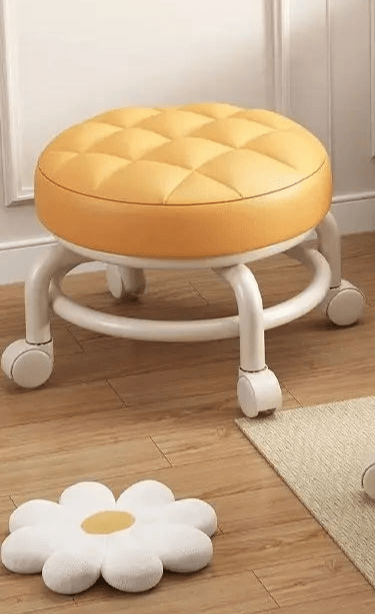 Banquinho Baixo com Rodas e Design Redondo Coleção Utilidades - Banquinho Baixo com Rodas e Design Redondo Design & Casa Banquinho laranja