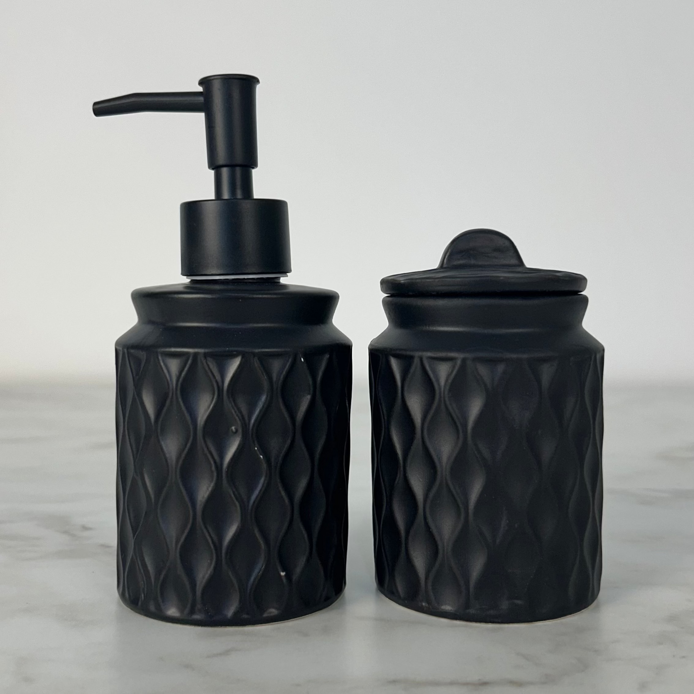 Conjunto 2 Peças para Banheiro de Cerâmica Wave - Wolff Coleção Banheiro- Conjunto 2 Peças para Banheiro de Cerâmica Wave - Wolff Design & Casa