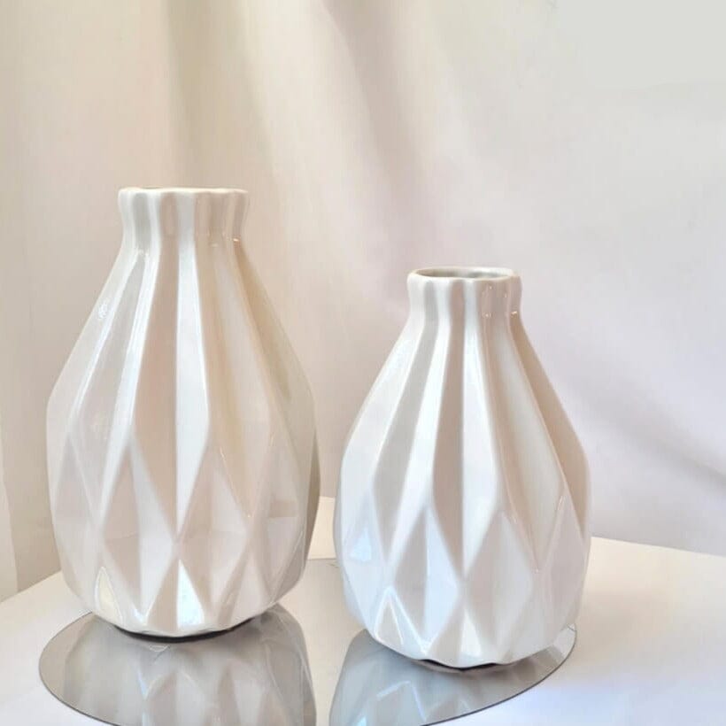 Kit com 2 Vasos Decorativos de Cerâmica Pintado a Mão Kit com 2 Vasos Decorativos de Cerâmica Pintado a Mão Design & Casa