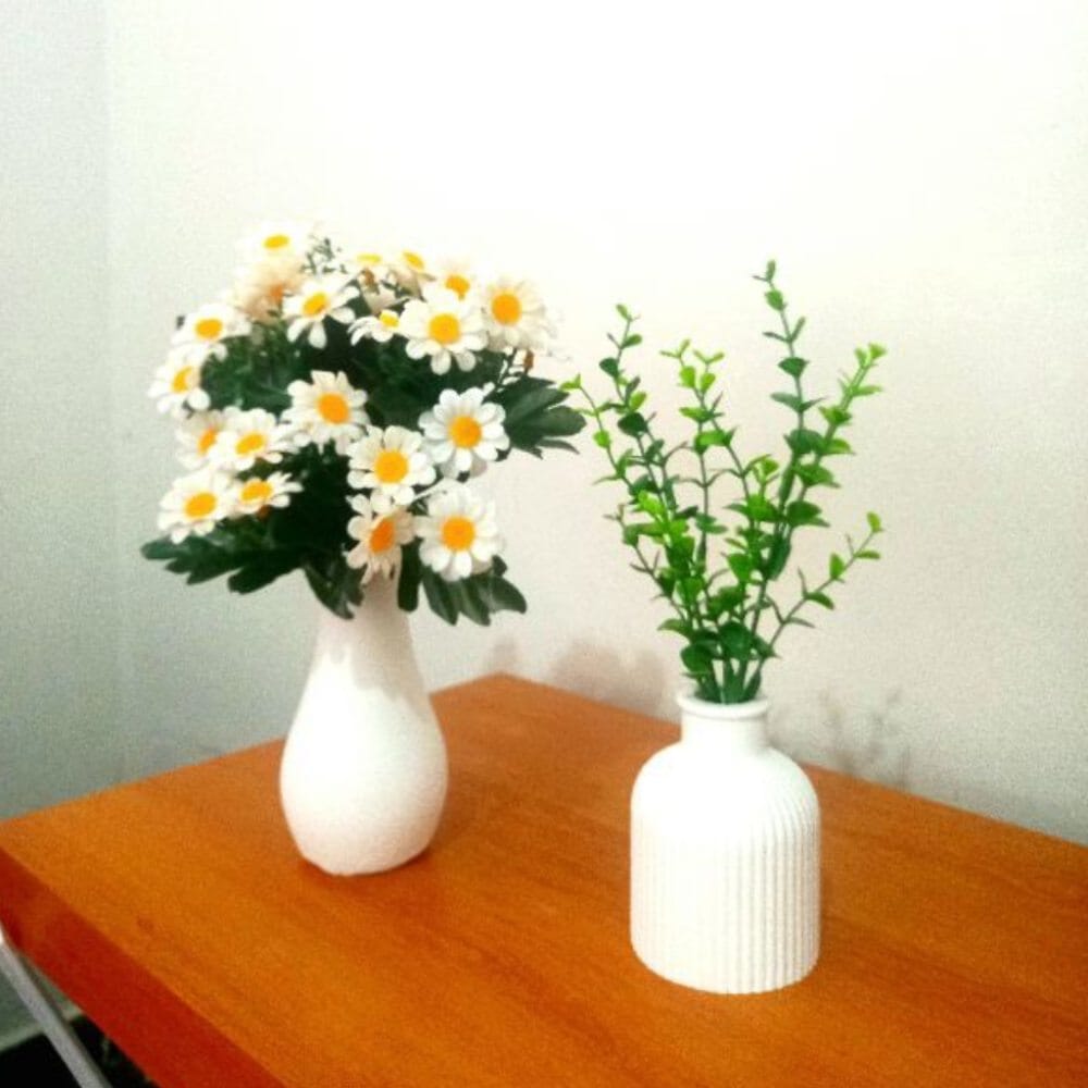 Kit com 2 Vasos Decorativos de Gesso Kit com 2 Vasos Decorativos de Gesso Design & Casa Branco