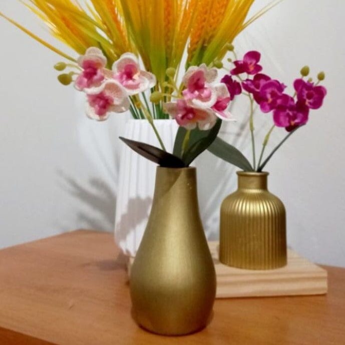 Kit com 2 Vasos Decorativos de Gesso Kit com 2 Vasos Decorativos de Gesso Design & Casa Dourado