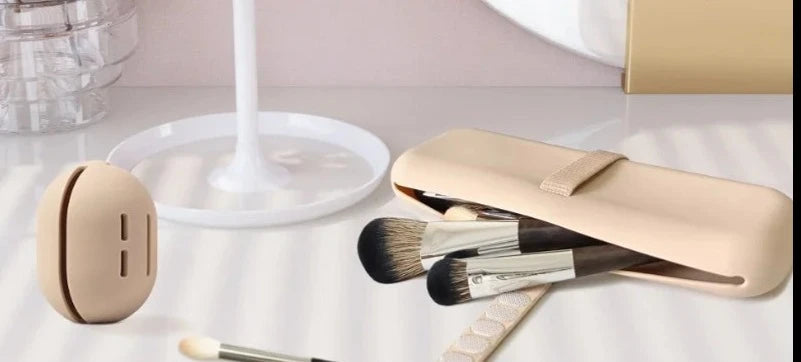 Kit com Estojo para Pinceis de Maquiagem e Case para Esponja de Maquiagem em Silicone Coleção Organização - Kit com Estojo para Pinceis de Maquiagem e Case para Esponja de Maquiagem em Silicone Design & Casa