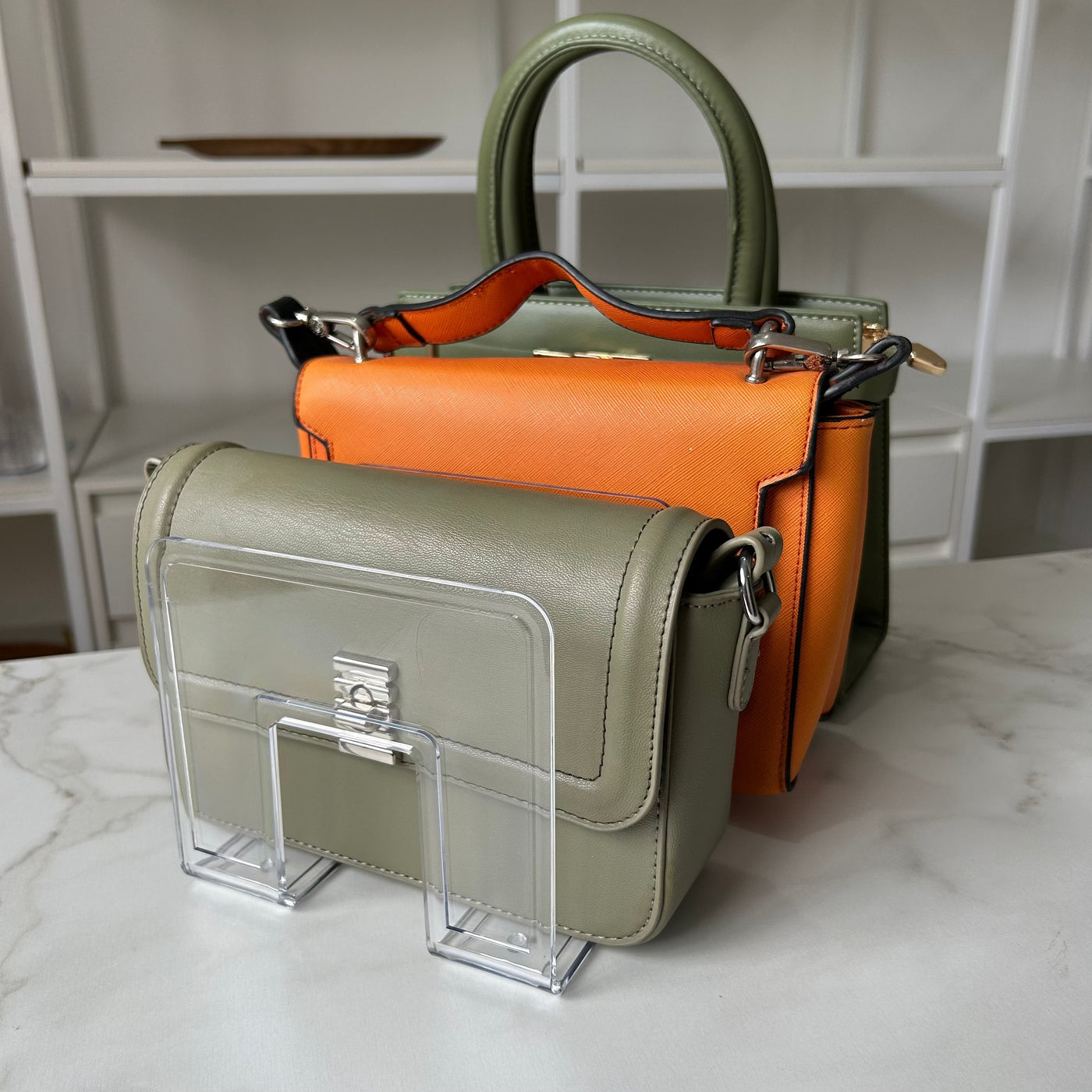 Organizador de Bolsas em Acrílico Com Divisórias p/ 4 Bolsas Coleção Organização - Organizador De Acrílico Com Divisórias Para Bolsas LightHousi