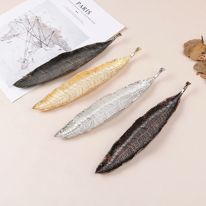 Porta Incenso e Decoração Folha Longa Metalizada Coleção Utilidades - Acessório em Formato Folha Longa como Porta Incenso e Decoração de Casa Design & Casa