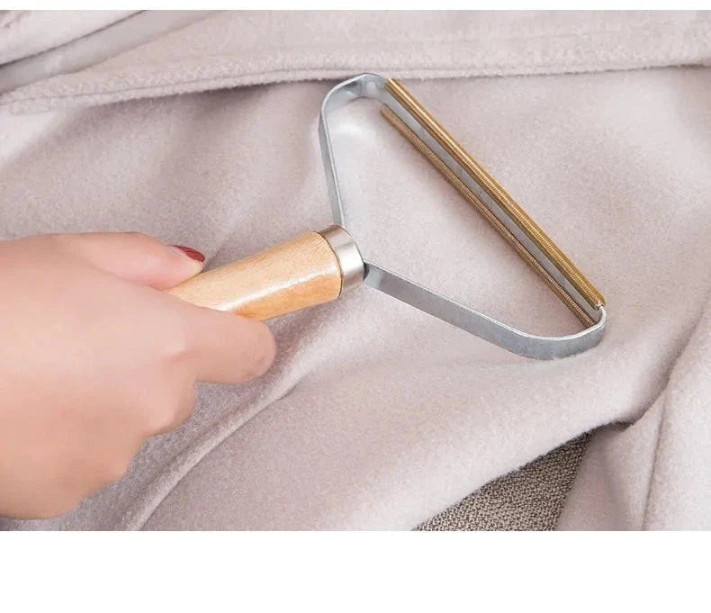 Removedor De Pelos De Roupa Prata Com Alça De Madeira Coleção Organização - Removedor De Pelos De Roupa Prata Com Alça De Madeira LightHousi Prata