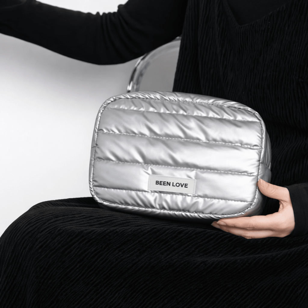 [BRINDE] Necessaire Organizadora de Maquiagem Impermeável para Viagem - Prateada Metálica Gift Design & Casa 