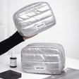 [BRINDE] Necessaire Organizadora de Maquiagem Impermeável para Viagem - Prateada Metálica Gift Design & Casa 
