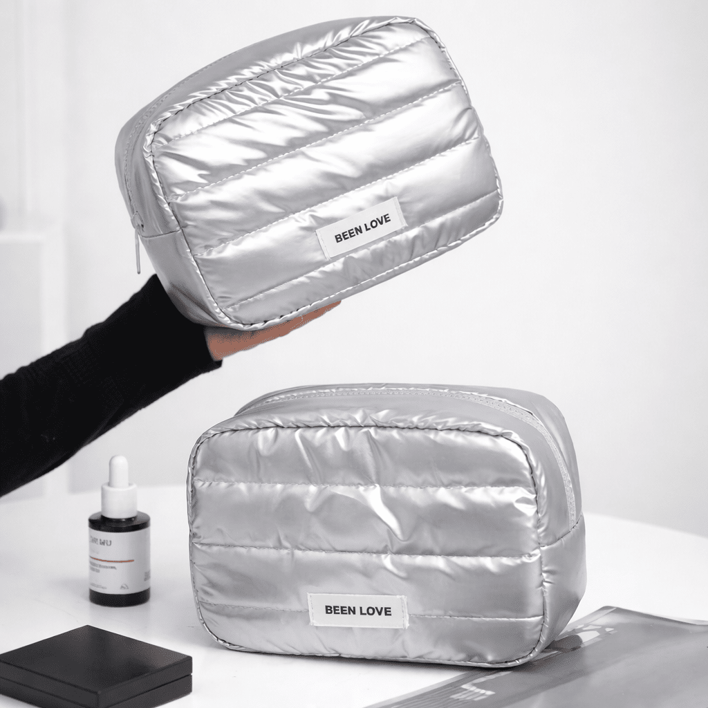 [BRINDE] Necessaire Organizadora de Maquiagem Impermeável para Viagem - Prateada Metálica Gift Design & Casa 