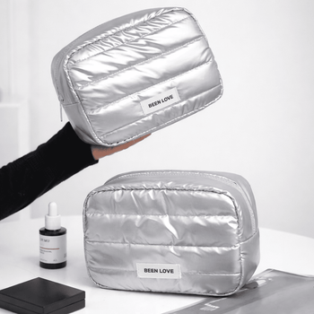 [BRINDE] Necessaire Organizadora de Maquiagem Impermeável para Viagem - Prateada Metálica Gift Design & Casa 