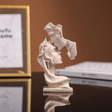 Escultura Decorativa Casal De Resina 13cm Escultura Decorativa De Resina 13cm LightHousi Cor de Arenito 