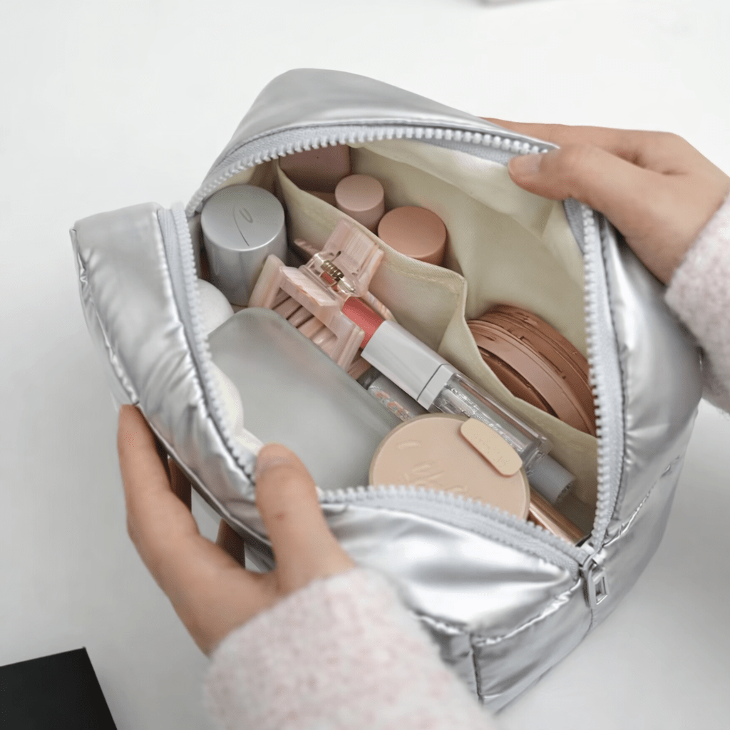 Necessaire Organizadora de Maquiagem Impermeável para Viagem - Prateada Metálica Design & Casa 