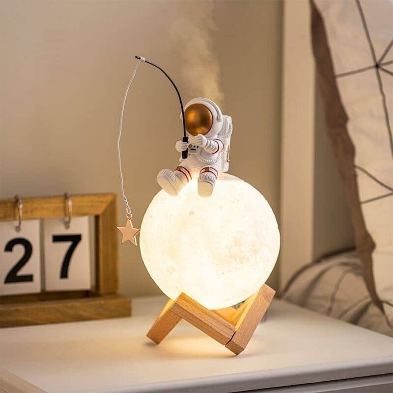 Umidificador de Ar e Abajur de mesa Led Lua Astronauta Coleção Decoração - Umidificador de Ar e Abajur de mesa Led Lua Astronauta LightHousi 