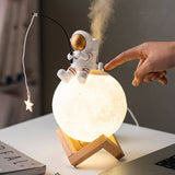 Umidificador de Ar e Abajur de mesa Led Lua Astronauta Coleção Decoração - Umidificador de Ar e Abajur de mesa Led Lua Astronauta LightHousi 